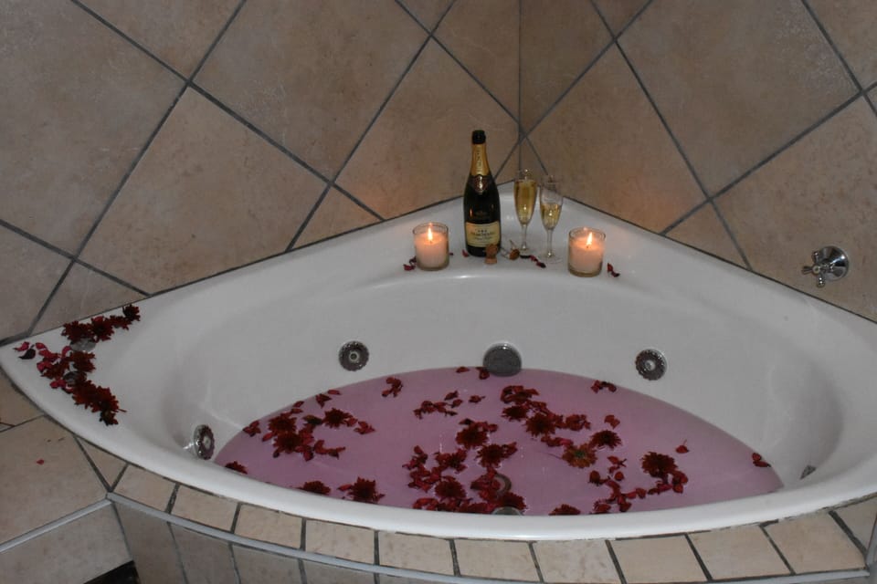 Honeymoon Suite | Bathroom | Separate tub and shower, deep soaking tub, rainfall showerhead