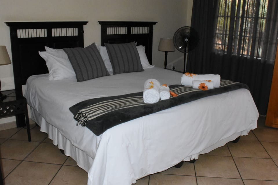 Honeymoon Suite | In-room safe, laptop workspace, free WiFi, bed sheets