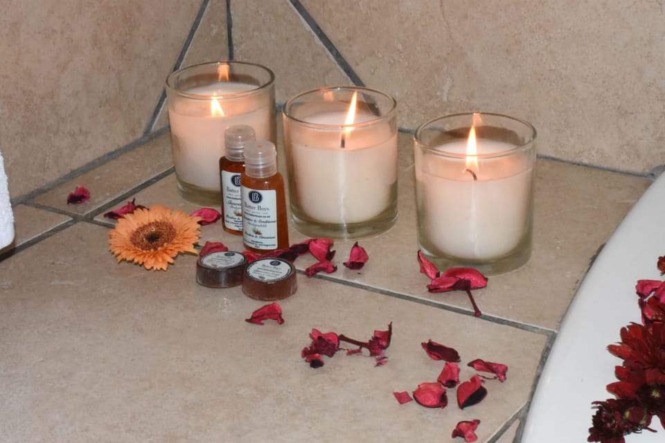 Honeymoon Suite | Bathroom amenities | Separate tub and shower, deep soaking tub, rainfall showerhead