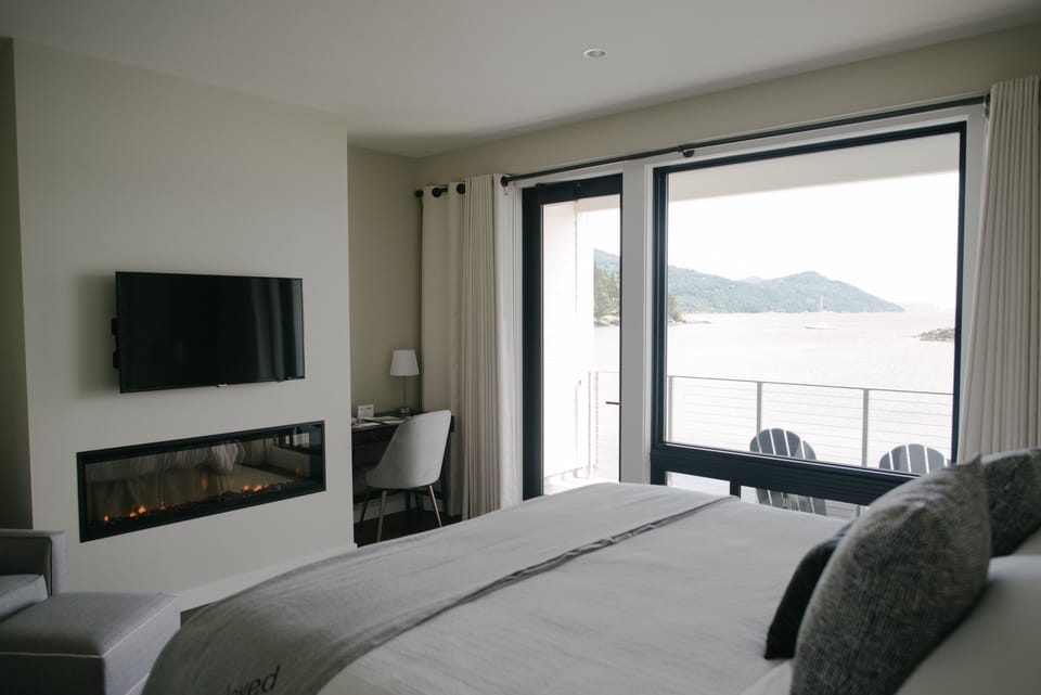 Studio Suite (Water's Edge) | Egyptian cotton sheets, premium bedding, laptop workspace