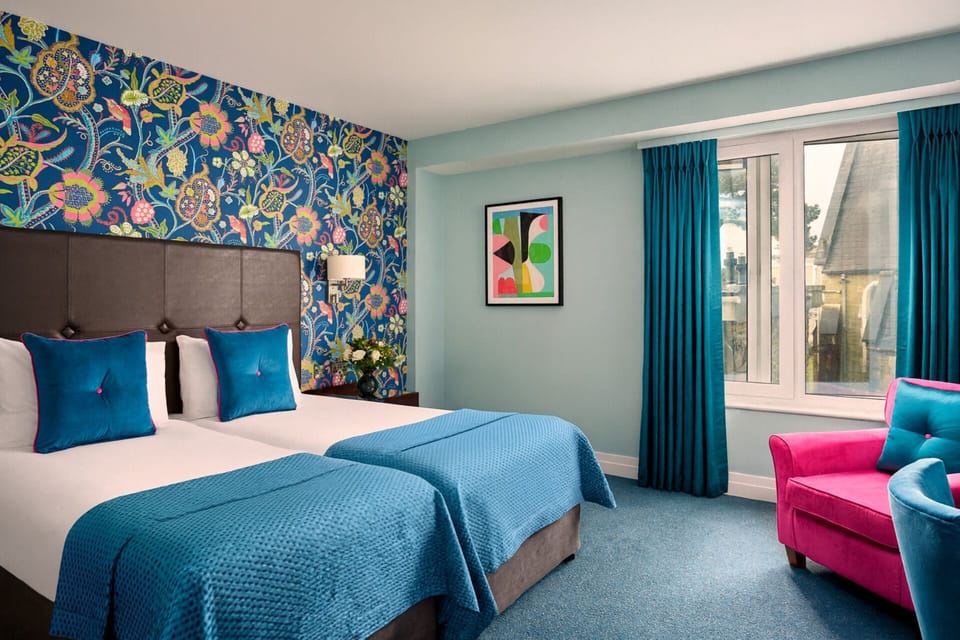 Deluxe Twin Room | Premium bedding, in-room safe, desk, laptop workspace