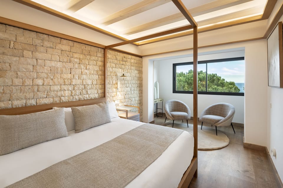 Suite Seaview | Minibar, in-room safe, desk, laptop workspace