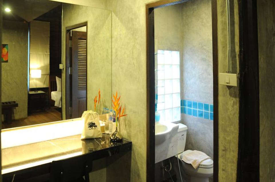 Standard Villa | Bathroom | Shower, free toiletries, hair dryer, towels