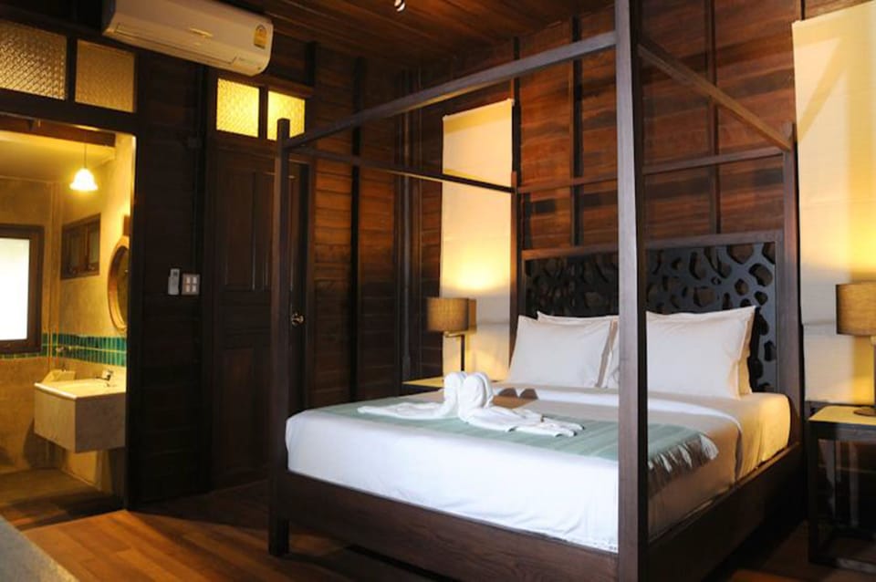 Superior Villa | Desk, blackout drapes, cribs (surcharge), WiFi (free)