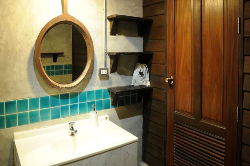 Superior Villa | Bathroom | Shower, free toiletries, hair dryer, towels