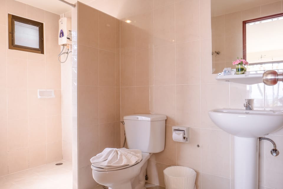 3-Bedroom Sea View Villa | Bathroom | Shower, free toiletries, towels