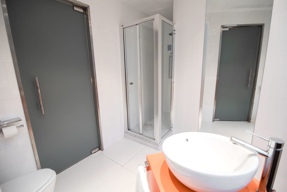 Quadruple Room | Bathroom | Shower, hydromassage showerhead, free toiletries, hair dryer