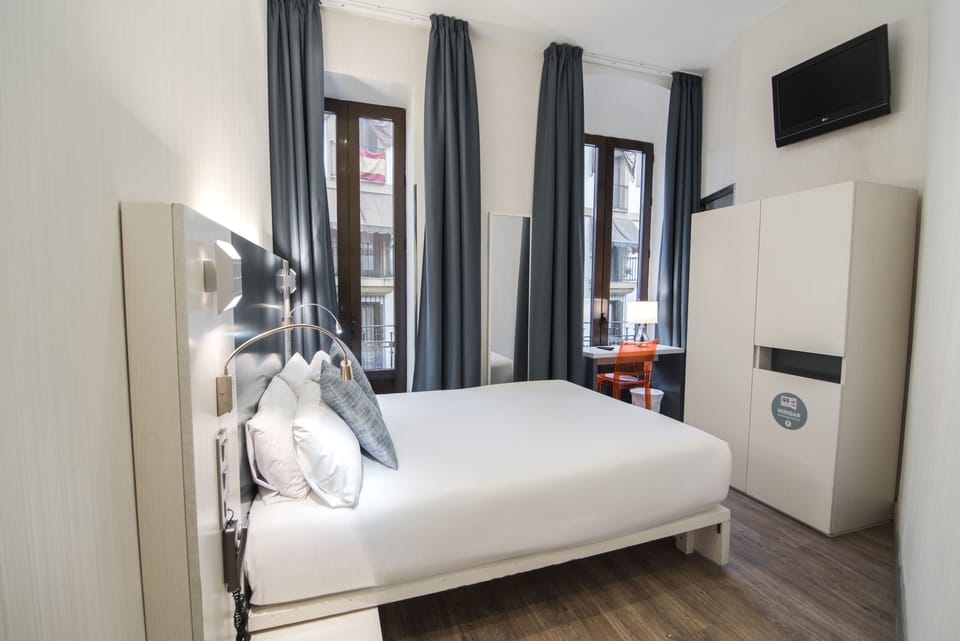 Standard Double Room | Minibar, in-room safe, desk, iron/ironing board