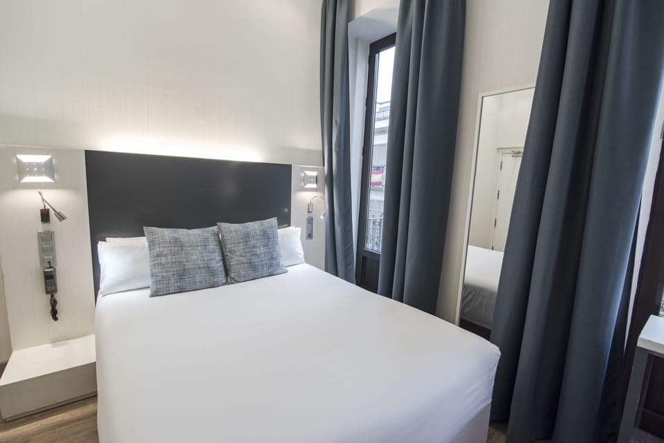 Standard Double Room | Minibar, in-room safe, desk, iron/ironing board
