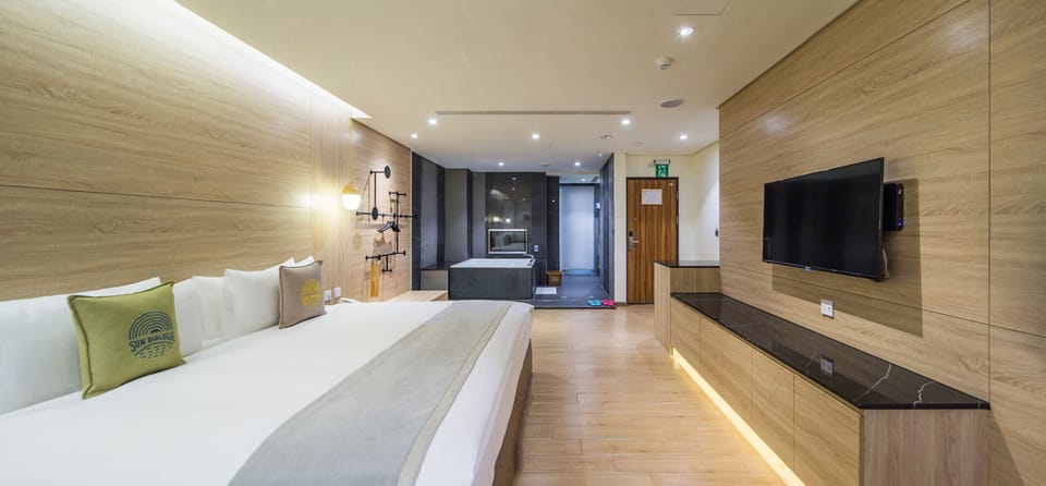 Leisure Superior Room | 1 bedroom, premium bedding, down comforters, pillowtop beds