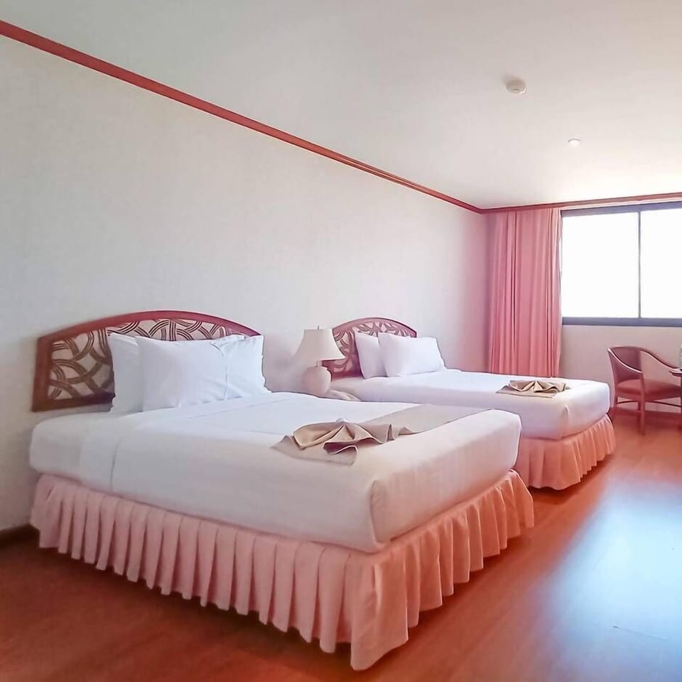 Superior Twin Room | In-room safe, desk, WiFi (free)