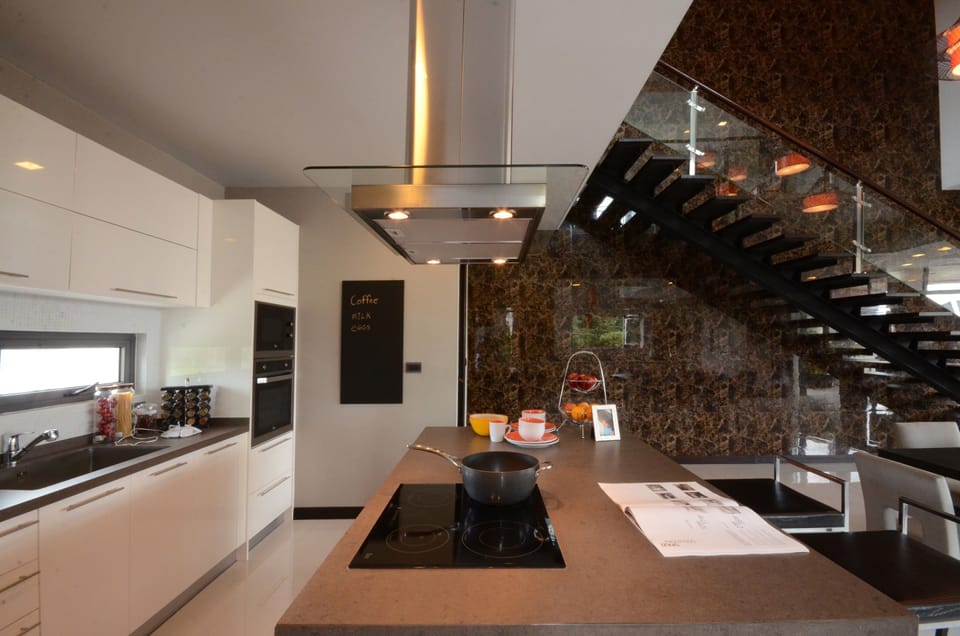 Family Villa | Private kitchen | Full-size fridge, microwave, oven, stovetop