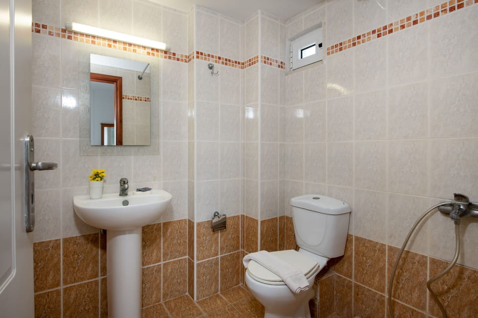 Studio | Bathroom | Free toiletries, hair dryer, towels, shampoo