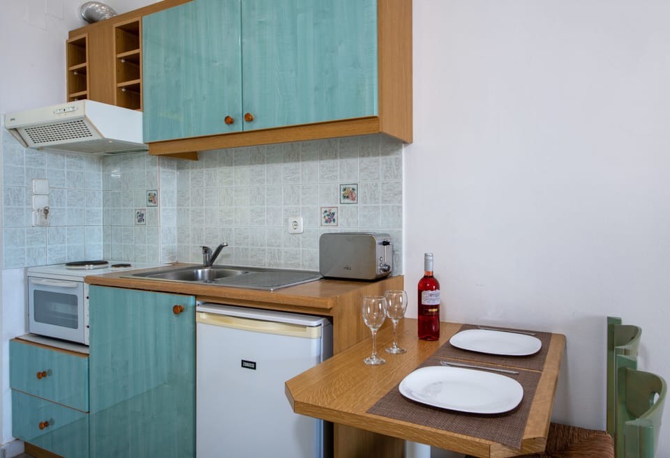 Fridge, oven, stovetop, electric kettle