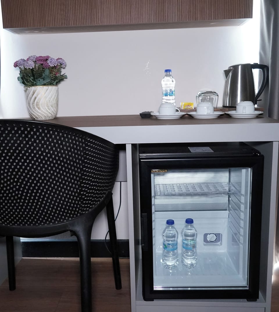 Family Suite | Minibar, in-room safe, laptop workspace, soundproofing
