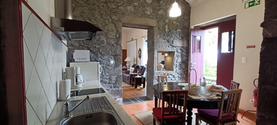 House, 1 Bedroom (Fonte + no swimming pool access) | Private kitchen | Fridge, microwave, oven, stovetop