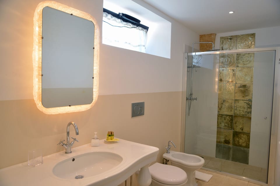 Deluxe Double Room, 1 King Bed | Bathroom | Shower, free toiletries, hair dryer, bathrobes
