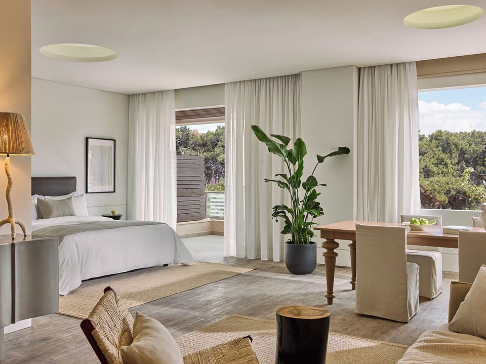 Deluxe Suites | Premium bedding, in-room safe, desk, soundproofing