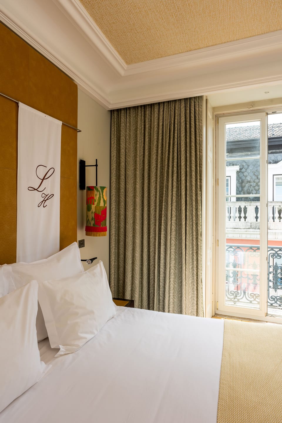 Baixa Double Room | Hypo-allergenic bedding, minibar, in-room safe, desk