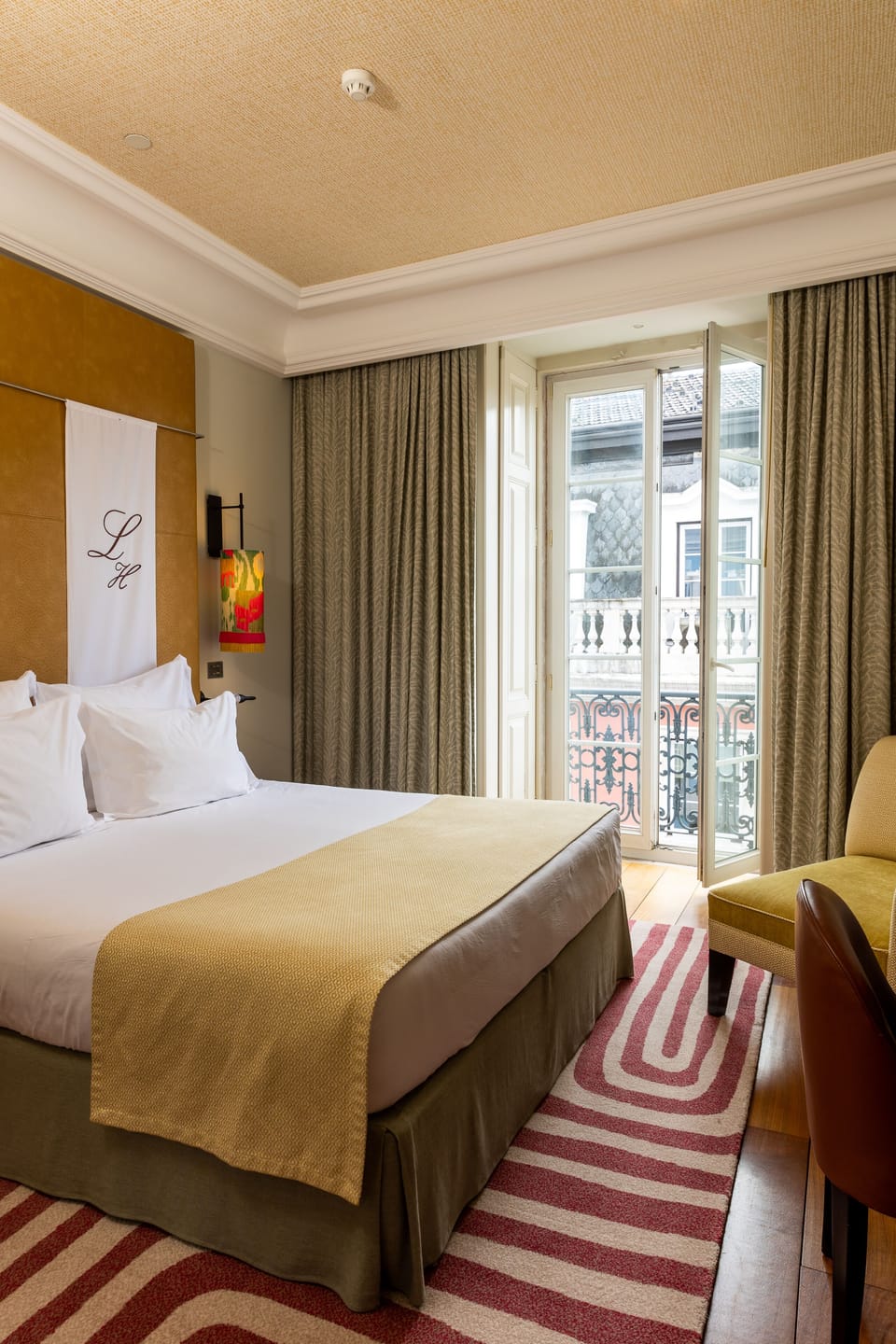 Baixa Double Room | Hypo-allergenic bedding, minibar, in-room safe, desk
