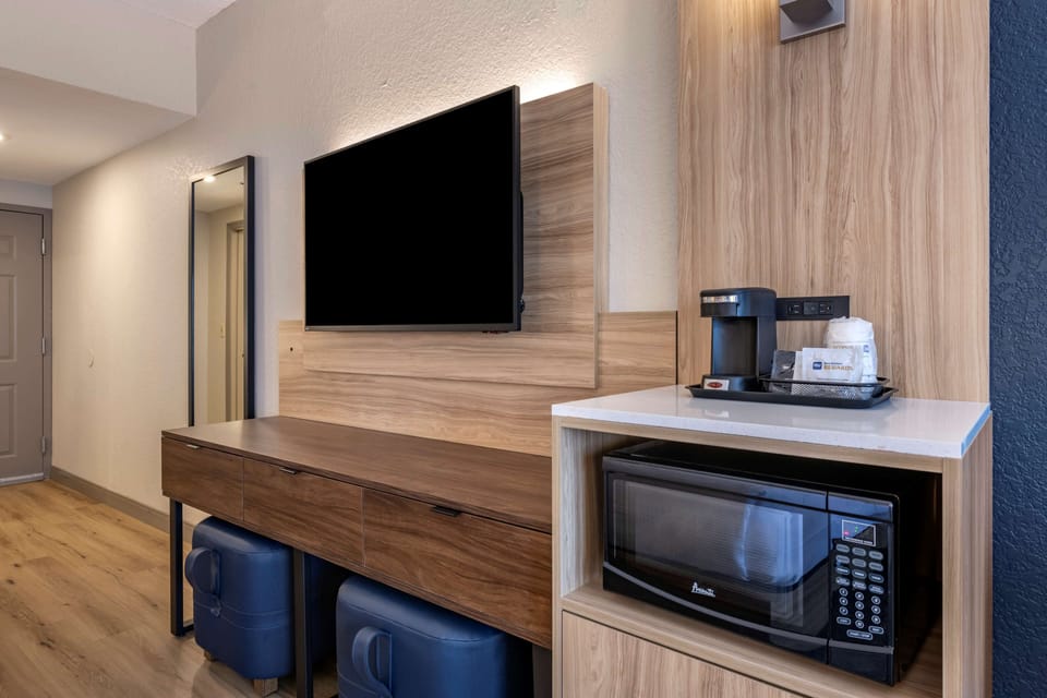 Premium bedding, in-room safe, desk, laptop workspace