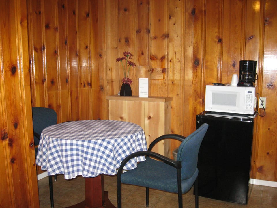 Standard Room, 1 Queen Bed, Non Smoking, No Pets (Queen Living Room) | In-room dining