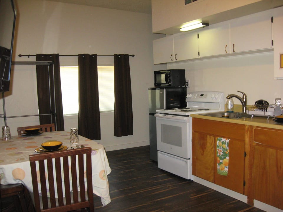 Standard Duplex, Multiple Beds, Non Smoking, No pet, Kitchen (Queen & Double, Full Kitchen- Duplex) | Private kitchen | Coffee/tea maker, fridge, microwave, dining table