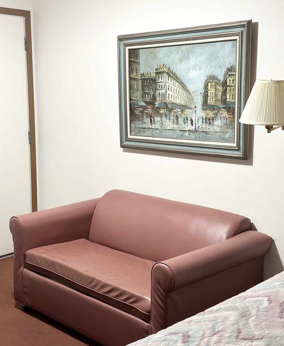 Standard Room, 1 Queen Bed | Desk, free WiFi, bed sheets