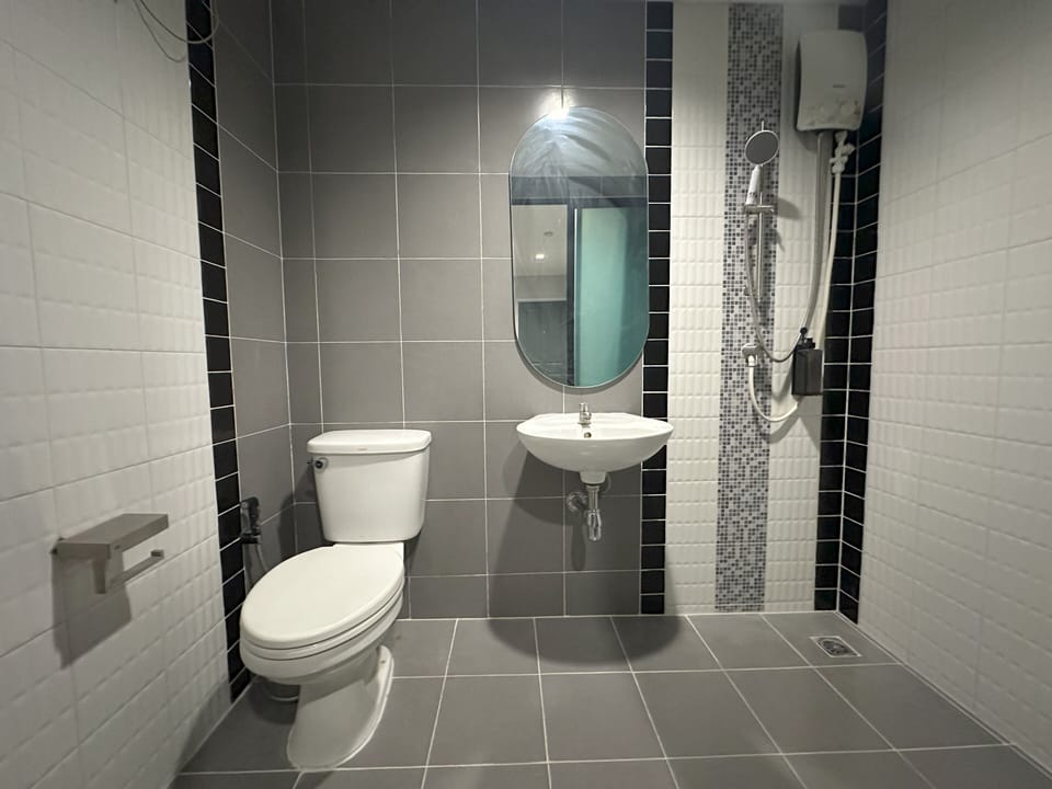 Design Room, 1 King Bed | Bathroom | Shower, free toiletries, towels, shampoo