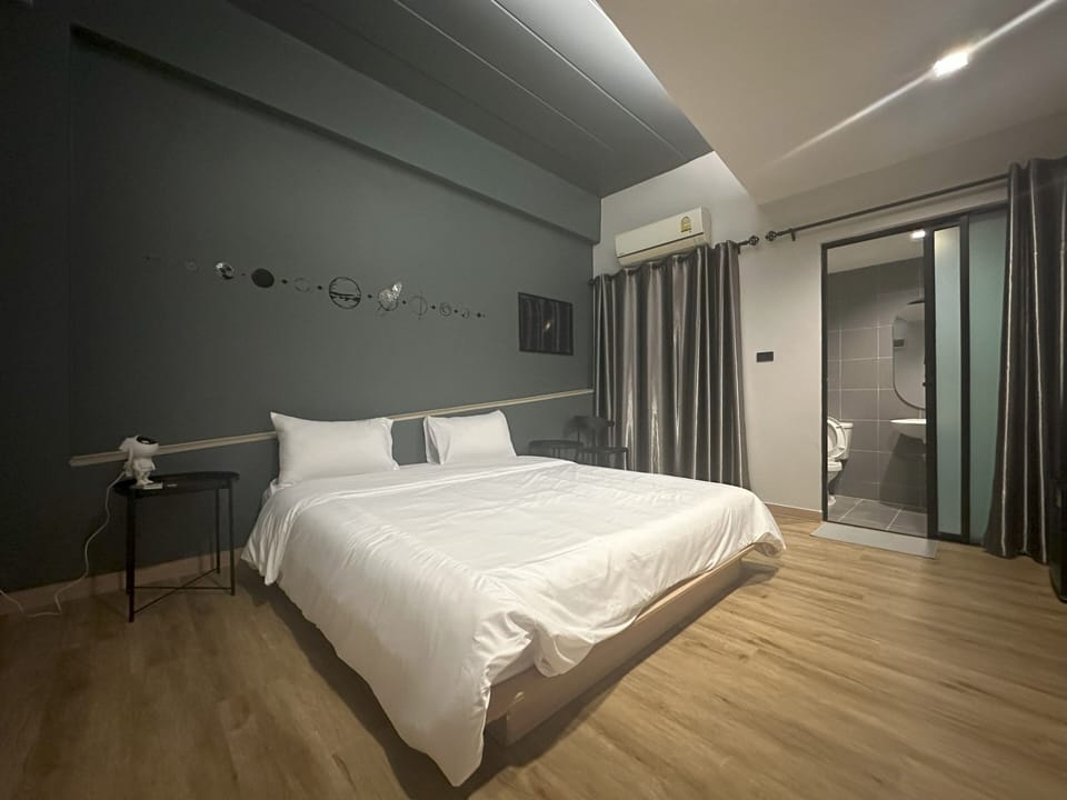 Design Room, 1 King Bed | Premium bedding, individually decorated, individually furnished