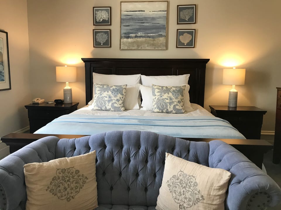Deluxe Room, 1 King Bed | Living area | Flat-screen TV