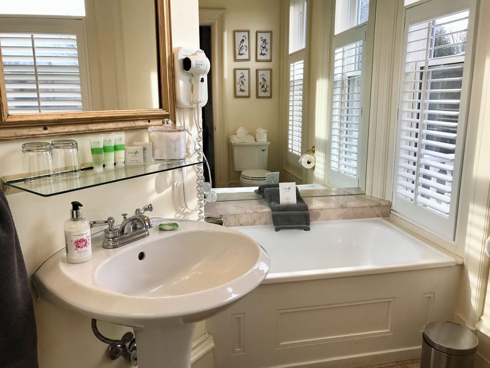 Classic Room | Bathroom | Free toiletries, hair dryer, towels