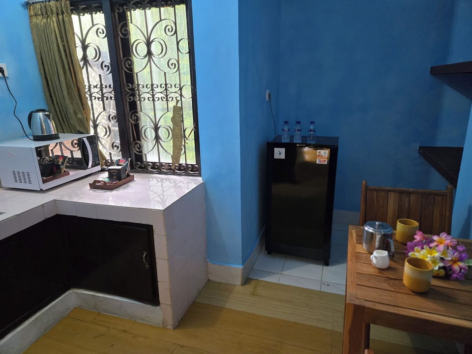 Club Room | Private kitchen | Full-size fridge