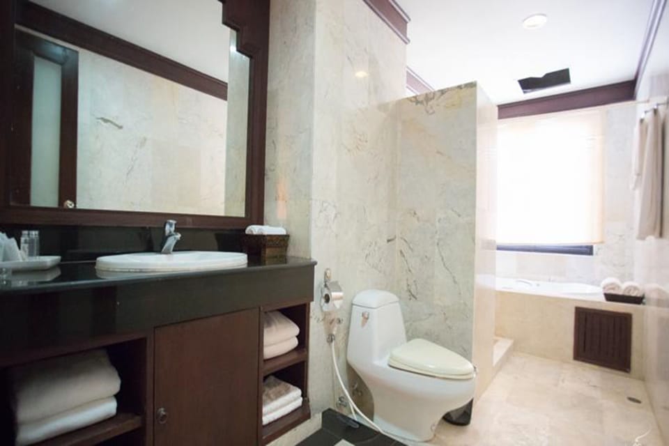Suite | Bathroom | Free toiletries, hair dryer, slippers, towels