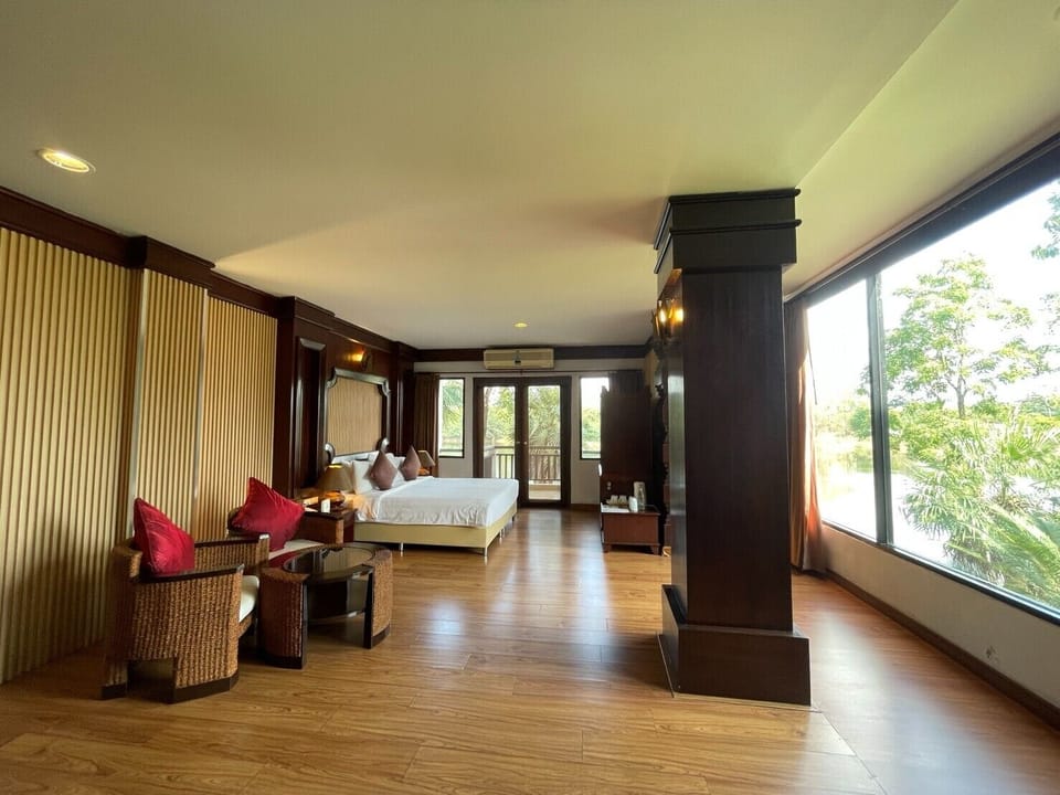 Deluxe Room | Desk, rollaway beds, free WiFi, bed sheets