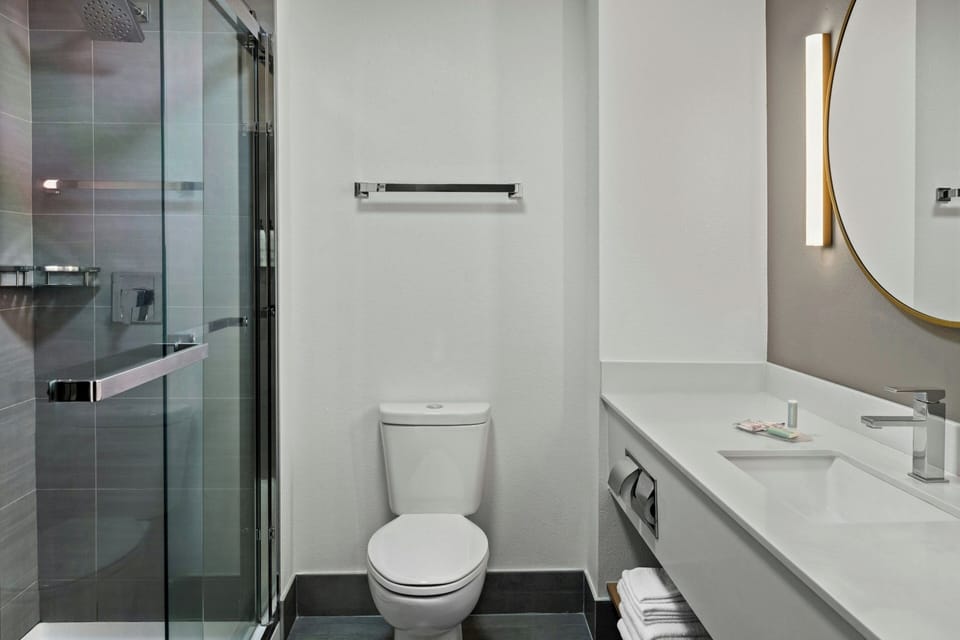 Combined shower/tub, hair dryer, towels