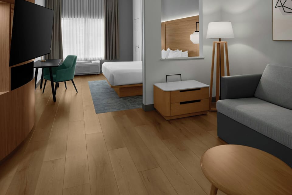 Executive Suite, 1 King Bed with Sofa bed | Desk, laptop workspace, blackout drapes, iron/ironing board