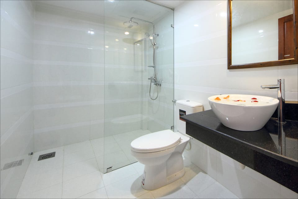 Deluxe Double Room | Bathroom | Shower, free toiletries, hair dryer, slippers