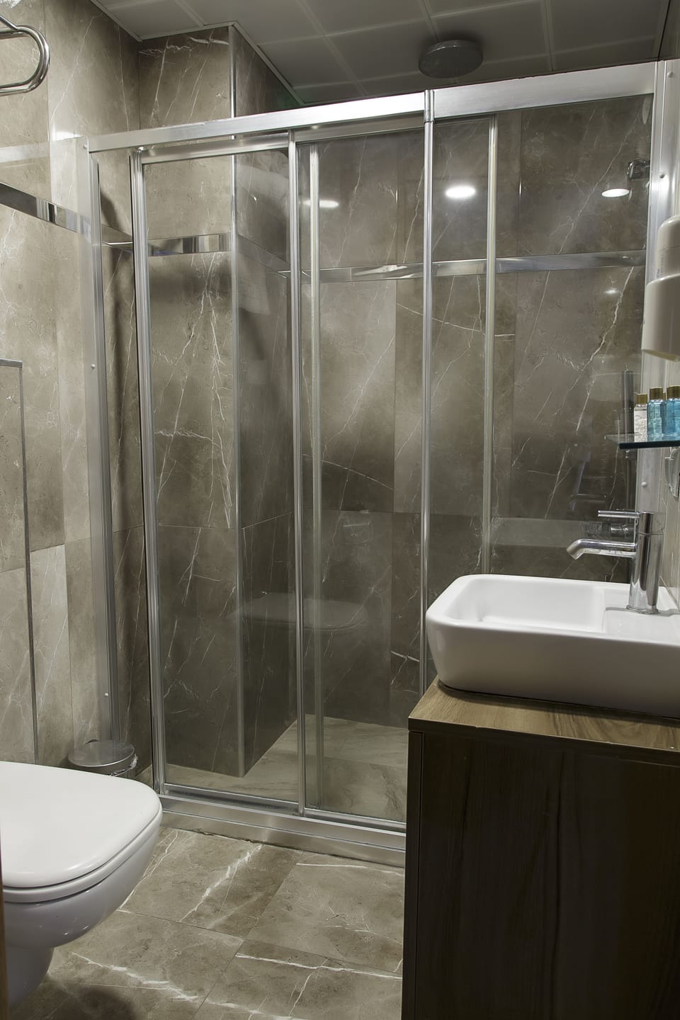 Standard Triple Room | Bathroom | Shower, free toiletries, hair dryer, slippers