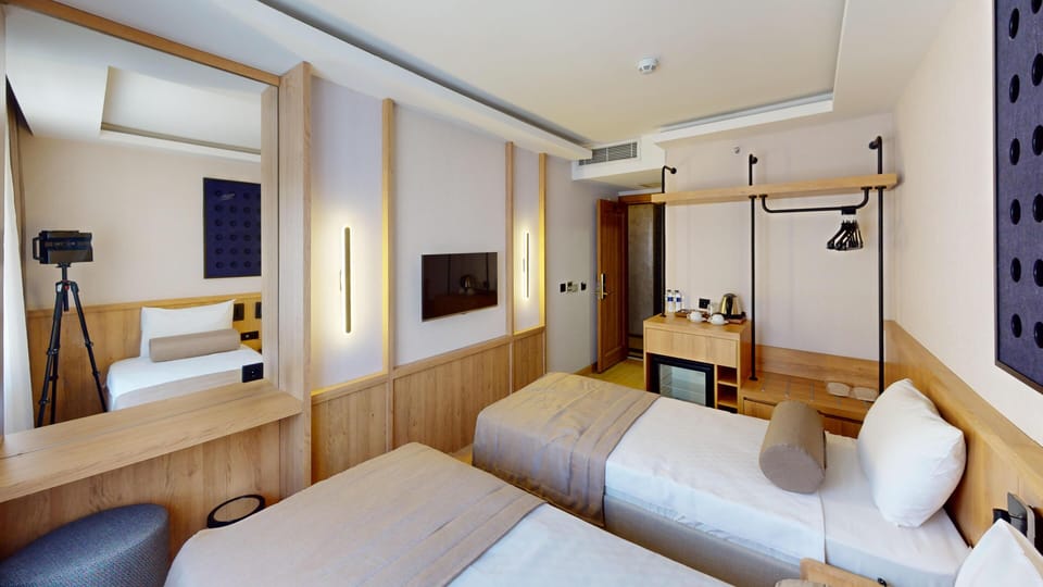 Standard Double or Twin Room | Minibar, in-room safe, desk, soundproofing
