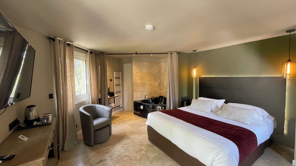 Deluxe Double Room, Hot Tub | WiFi (free), bed sheets