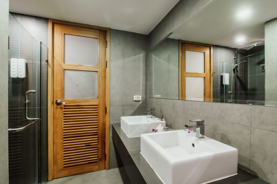 Suite Room with Mountain View | Bathroom | Free toiletries, hair dryer, bathrobes, slippers