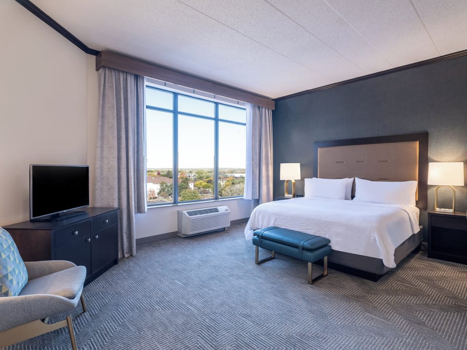 Premium bedding, in-room safe, desk, iron/ironing board