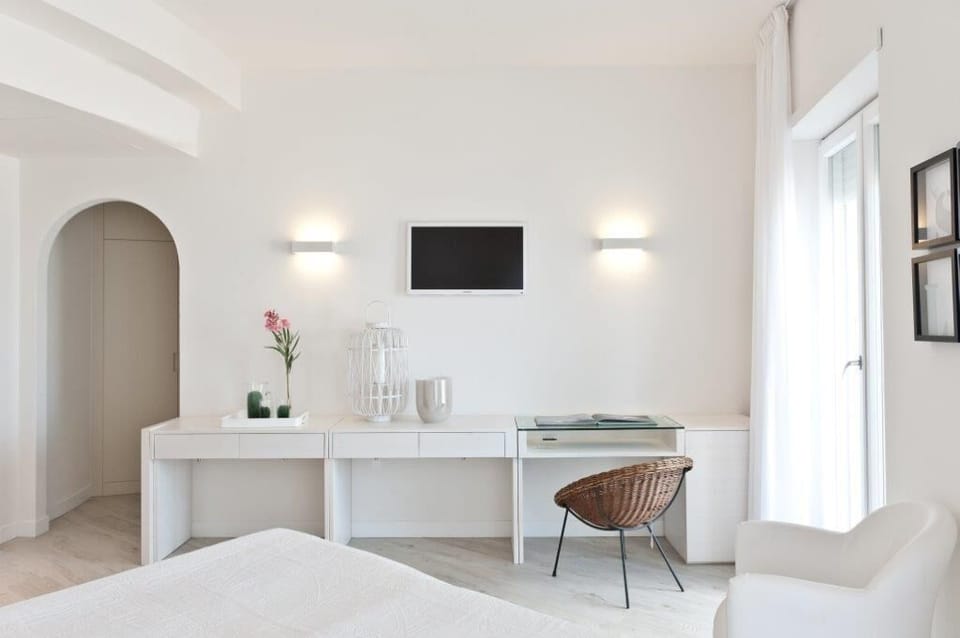 Junior Double or Twin Room | Minibar, in-room safe, desk, soundproofing