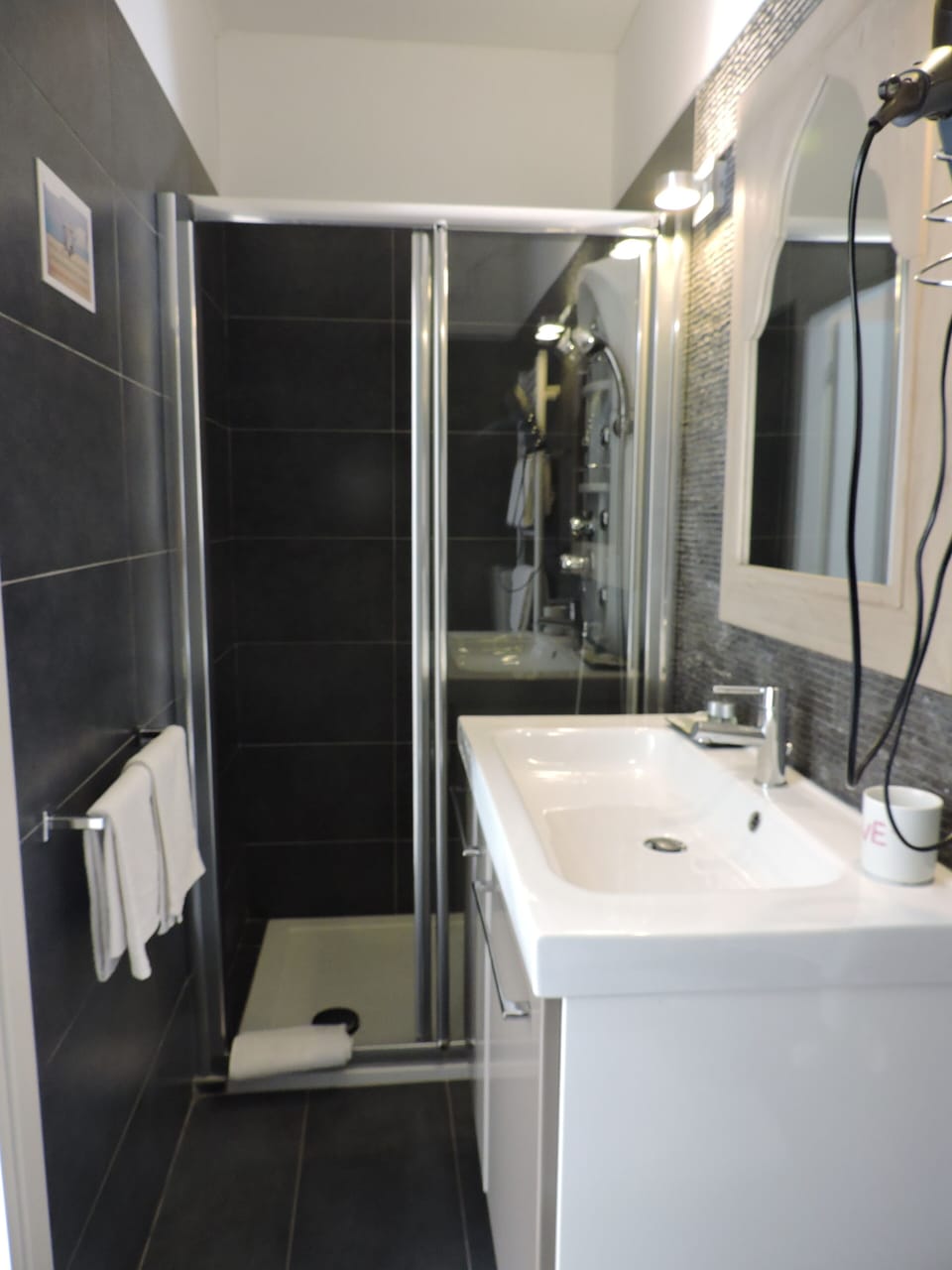 Shower, free toiletries, hair dryer, bidet