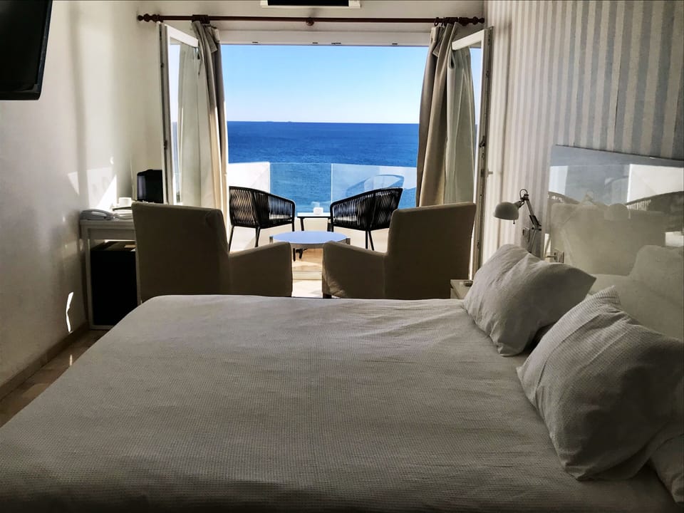 Double Room | In-room safe, blackout drapes, cribs (free), WiFi (free)