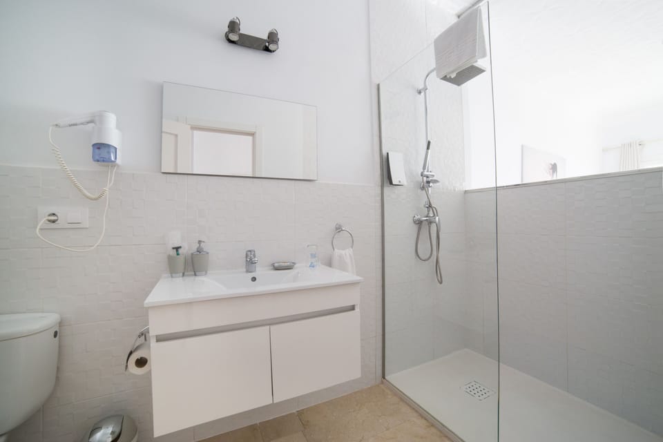 Double Room | Bathroom | Free toiletries, hair dryer, bidet, towels
