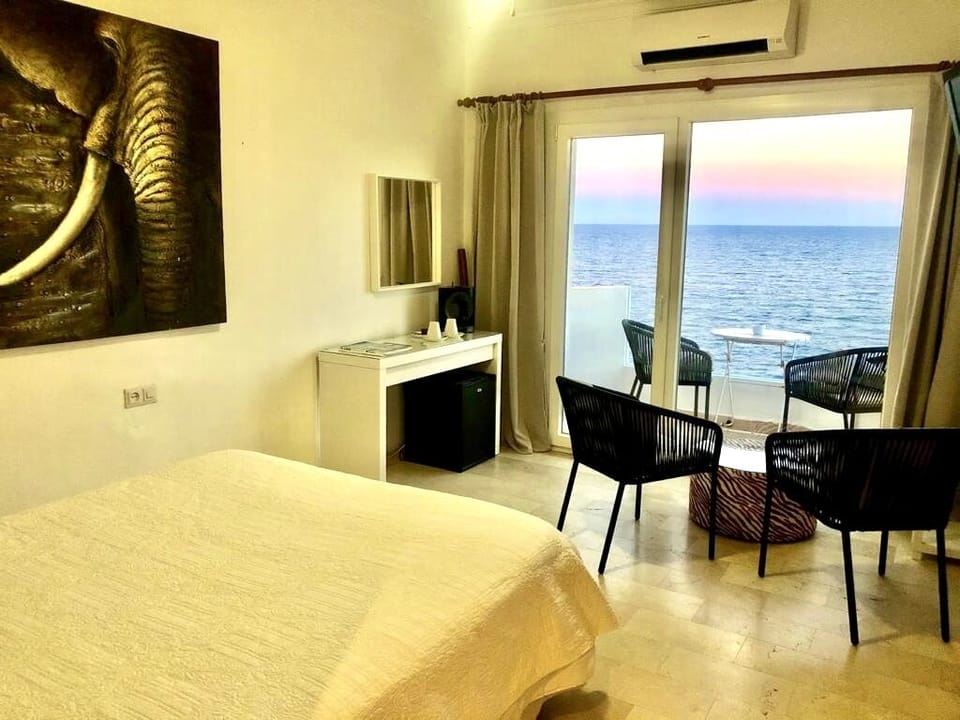 Double Room | In-room safe, blackout drapes, cribs (free), WiFi (free)