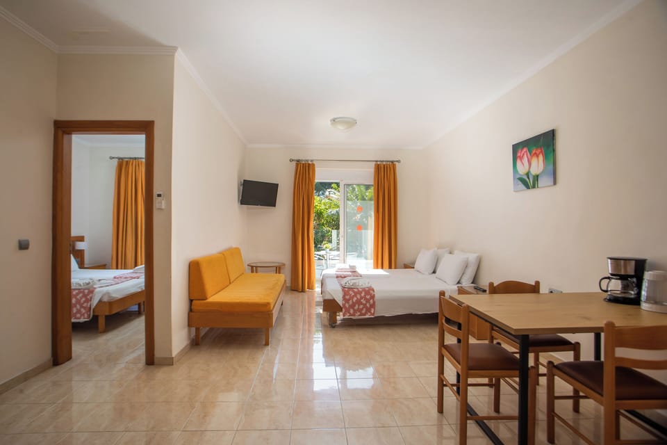 Family 5 Bedded Room | Laptop workspace, free cribs/infant beds, free WiFi