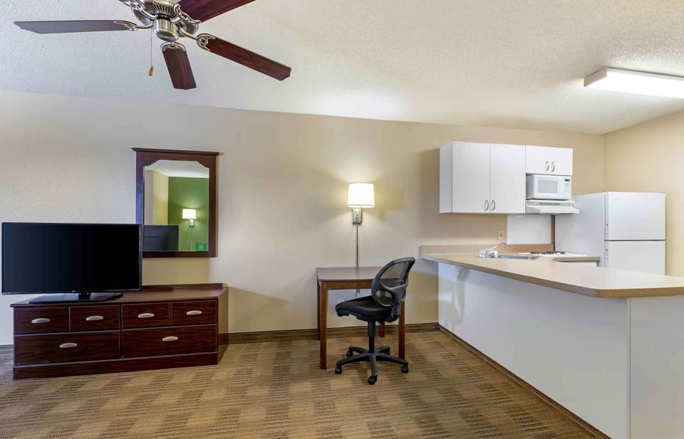 Desk, free WiFi, bed sheets